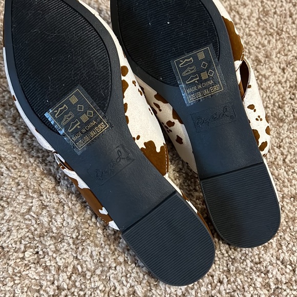 Cow print Flat Mules - Picture 4 of 7
